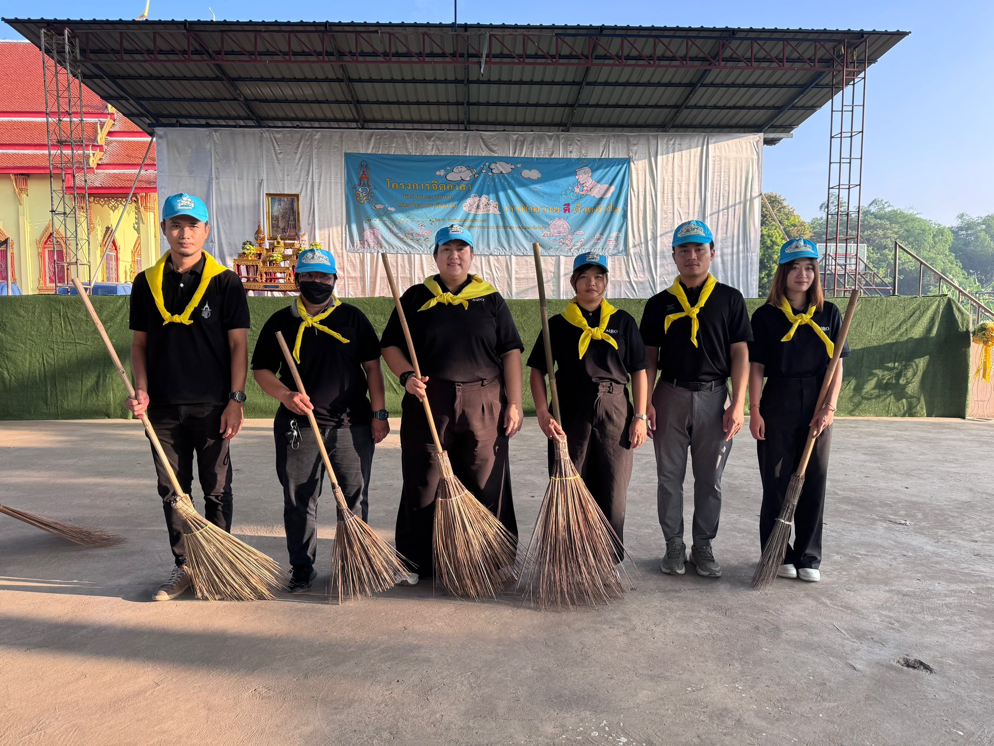 title - องคมนตรีนำนักเรียนทุนพระราชทาน ม.ท.ศ.  โรงเรียนวัดนางเล่ว จังหวัดอ่างทอง ทำกิจกรรมจิตอาสา “เราทำความดี ด้วยหัวใจ” 